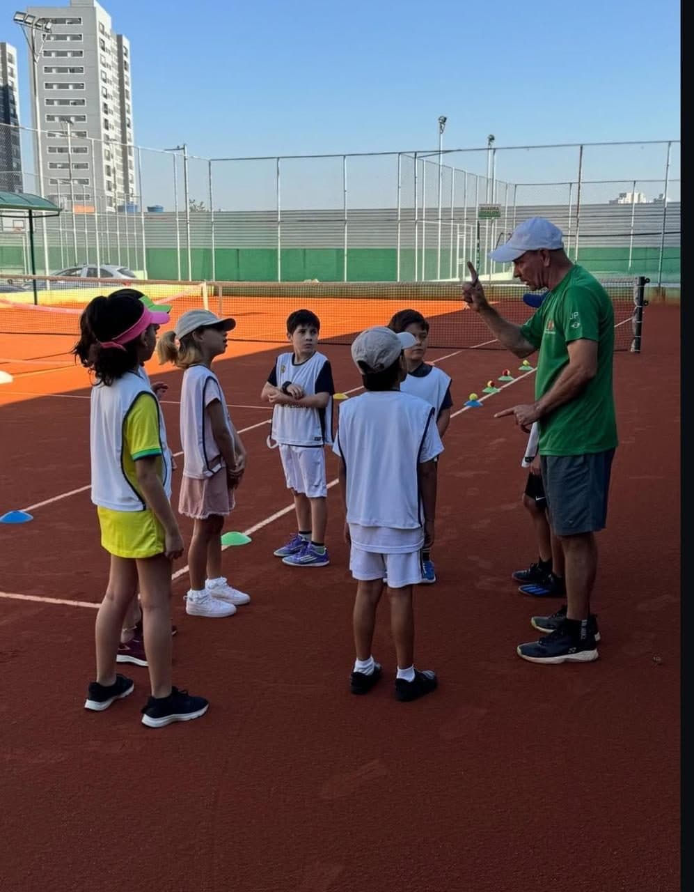 Professor JP orienta a turma antes do treino